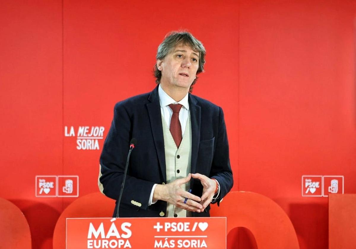 Carlos Martínez, el miércoles en rueda de prensa para anunciar su candidatura a liderar el PSOE regional.