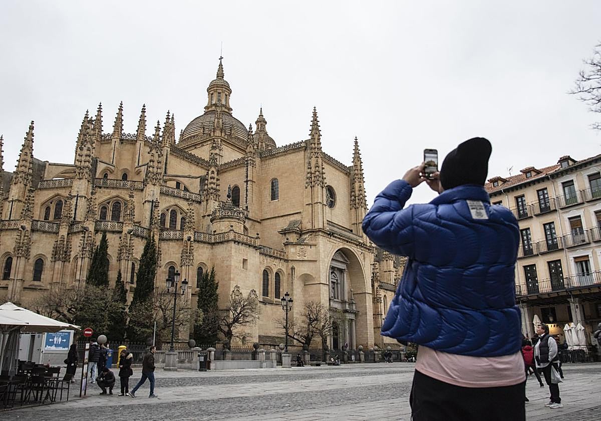 Un turista hace una foto a la Catedral de Segovia.