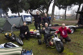 Los miembros del motoclub 'La cabra negra' llegados desde Aldehuela del Jerte, posan con sus «tres bestias».