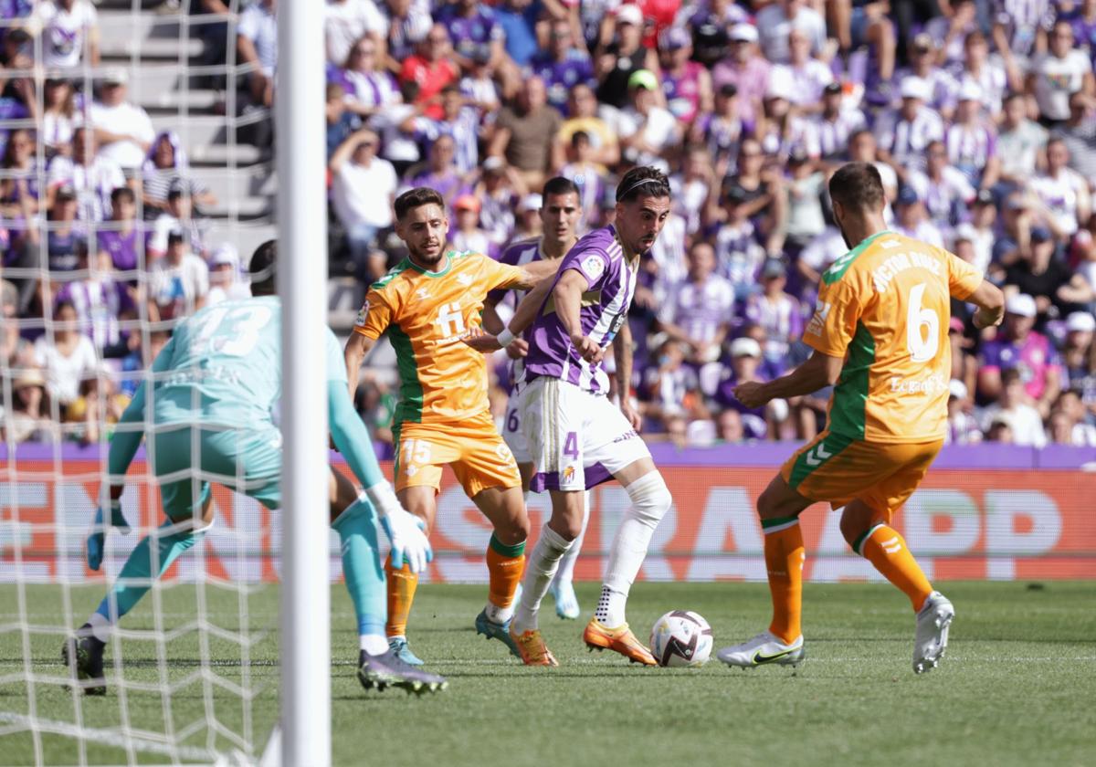 Kike Pérez, en el choque de 2022 contra los béticos en Zorrilla, que terminó en empate a cero.