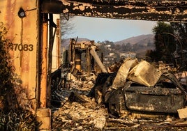 Los restos de una casa, destruida en el incendio Palisades, se ven en el vecindario Pacific Palisades de Los Ángeles.