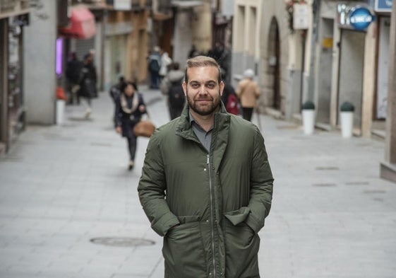 Borja Lavandera, candidato a la secretaría provincial del PSOE, en una céntrica calle de Segovia.