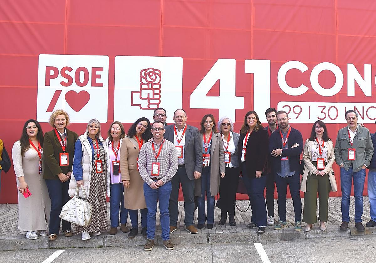 Borja Lavandera (el tercero por la derecha), durante el pasado Congreso del PSOE en Sevilla.