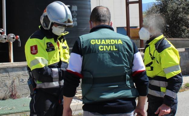 Guardia Civil y bomberos, el día que se produjo el vertido.