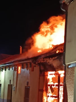 Las llamas devoran parte de la estructura de la vivienda anexa a la Casa de Nicomedes García en Valverde del Majano.