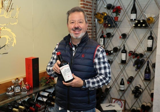 Javier Rodríguez, enólogo y propietario de Bodega Rodríguez y Sanzo, mostrando el vino con crianza en barrica de whisky.