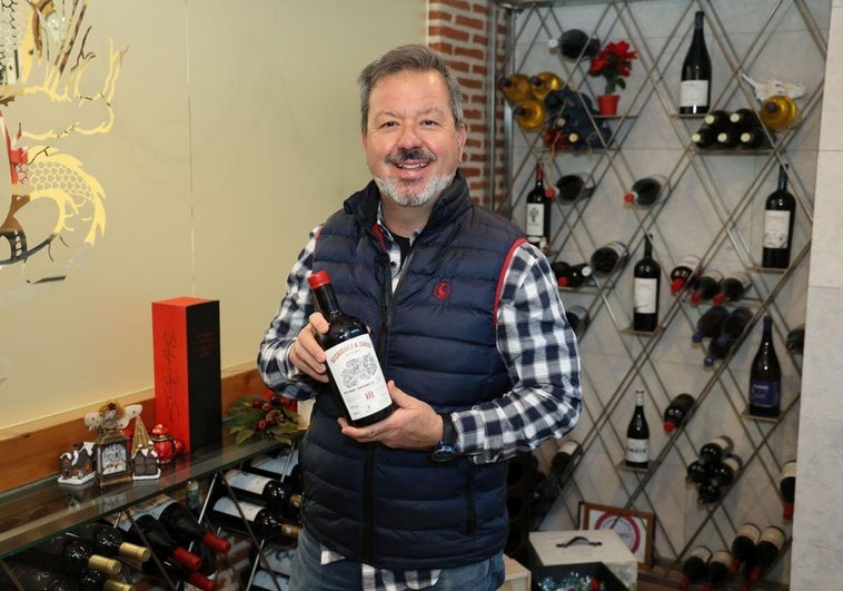 Javier Rodríguez, enólogo y propietario de Bodega Rodríguez y Sanzo, mostrando el vino con crianza en barrica de whisky.