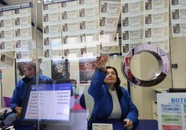 Jornada de venta de la lotería de Navidad en la administración de la Plazuela de la Sal.