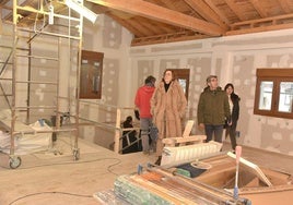 La presidenta de la Diputación de Palencia, Ángeles Armisén, durante su visita a las obras en el punto de visitantes de Villaescusa de la Torre.