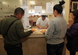 Un cocinero sirve menús en el comedor social de la ciudad de Segovia.