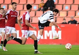 El gimnástico Pedro Astray intenta zafarse de los jugadores del Nástic Tarragona.