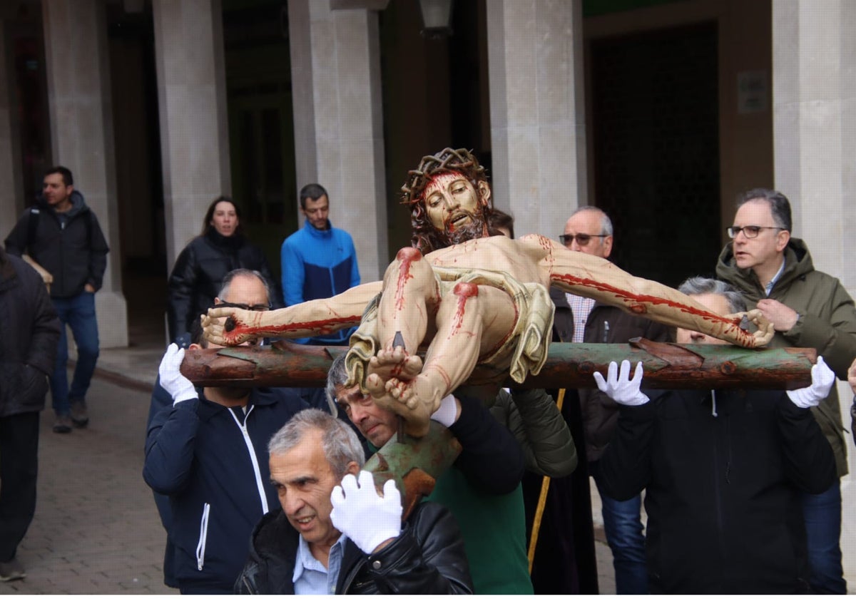 El Cristo crucificado durante su traslado en procesión hasta el Museo de Semana Santa