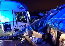 Estado del camión tras volcar en Burgos.