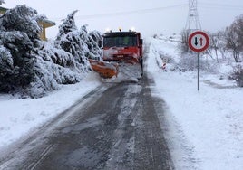 Medios de la Diputación de Segovia despejan una carretera tras una nevada.