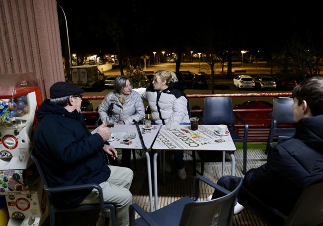 Parte de al familia Herrero Fernández, celebrando el premio en la terraza de un bar cercano a El Mencal.