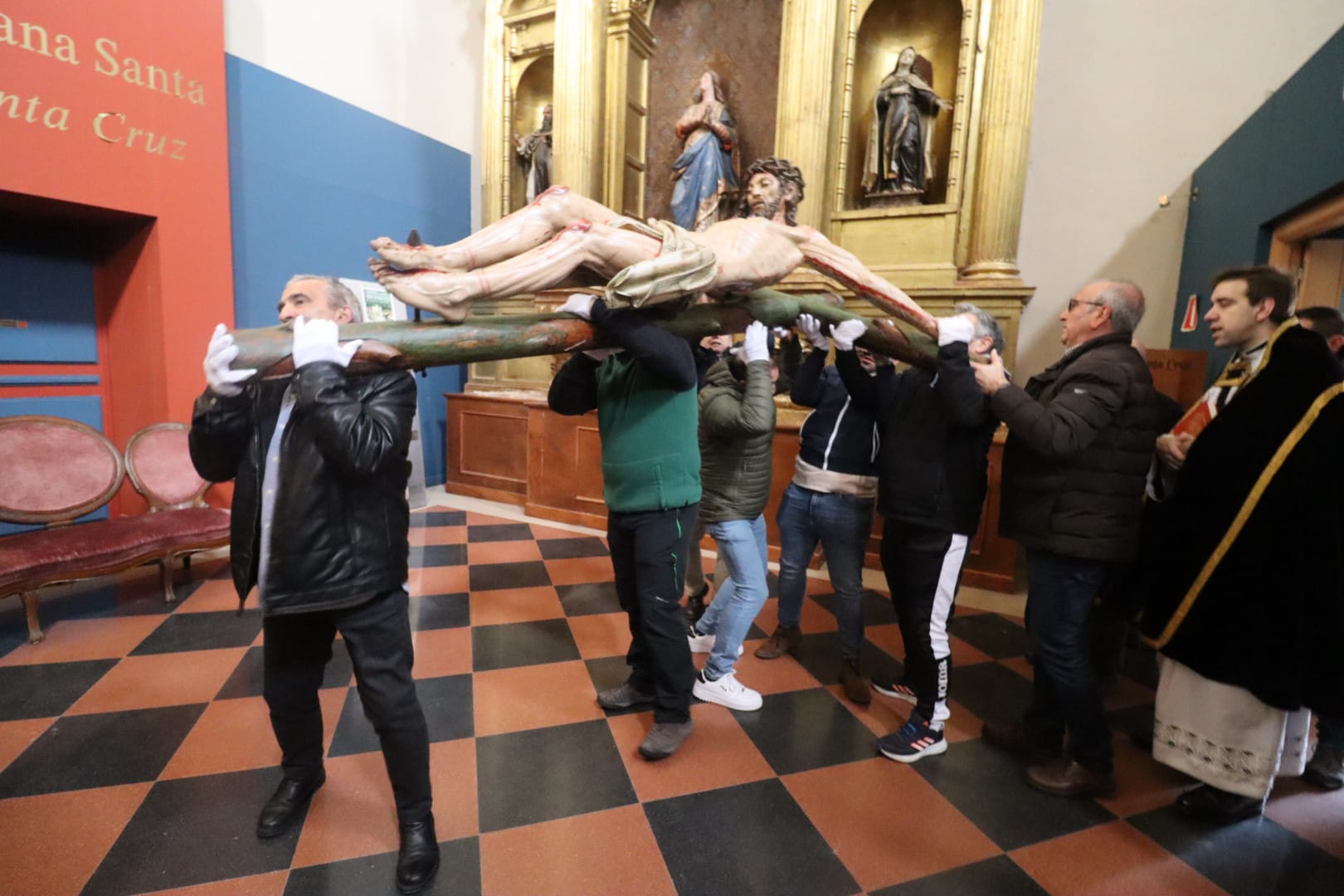 Rioseco sorprende en enero con la procesión a hombros de un crucificado