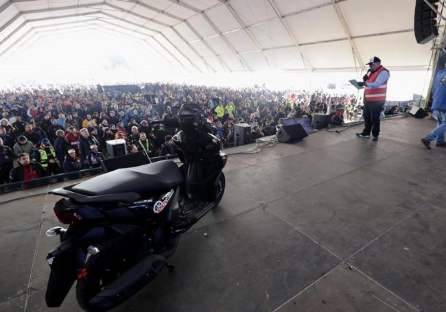 La moto, el premio más ansiado el sorteo, le ha tocado a Martín Extremo, un joven de 15 años que previamente había subido al escenario para intentar localizar unas llaves.