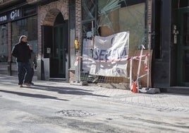 Escaparate destrozado tras el accidente.