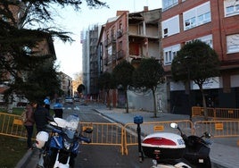 Vallado de seguridad en la zona, con el edificio al fondo.