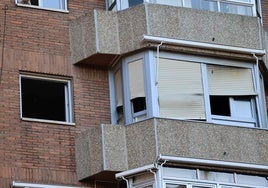 Persianas abombadas por el calor en el epicentro del incendio en Gondomar.