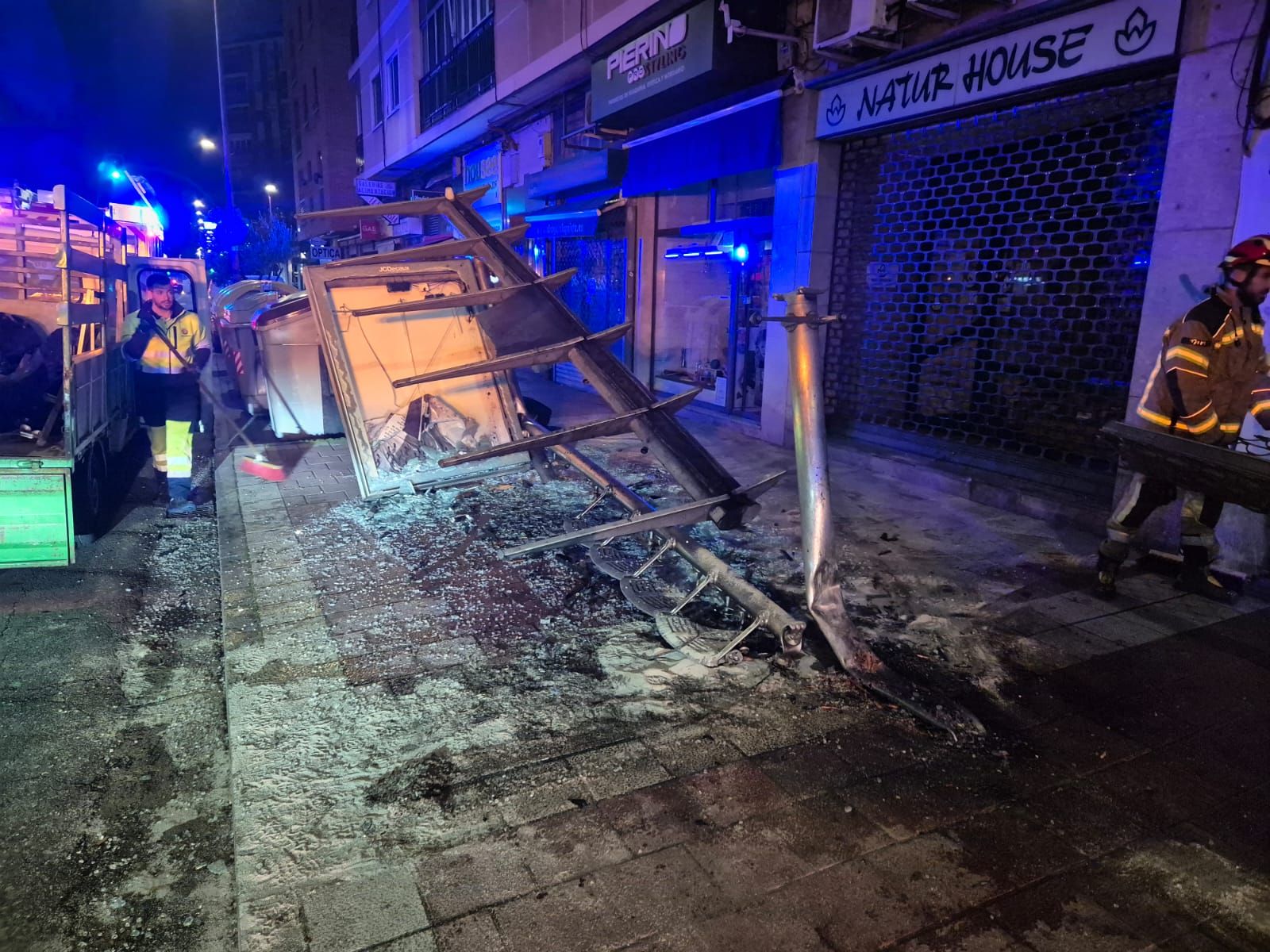 Bomberos y efectivos del servicio de limpieza limpian la zona del siniestro.