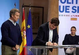 Alfonso Fernández Mañueco firma la declaración de Oviedo ante Alberto Núñez Feijóo.