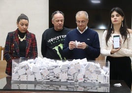 Un momento del sorteo de los vales de la campaña navideña del CITde Cuéllar.