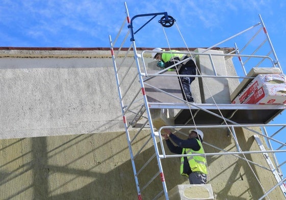 Los operarios colocan en el edificio del Aulario el revestimiento que permitirá ahorrar calefacción.