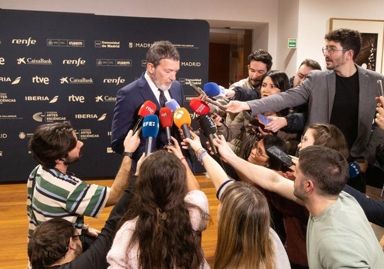 Antonio Banderas atiende a los periodistas antes del inicio de la gala.