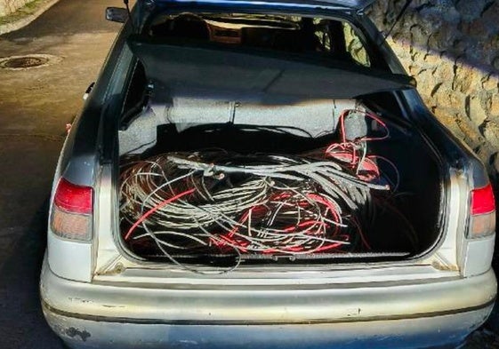 Cobre robado encontrado en el maletero del coche de los dos detenidos.