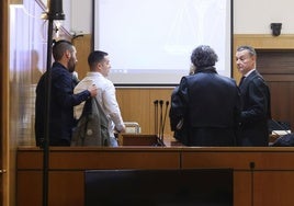 Acusados y abogados se levantan tras decretarse la suspensión del juicio en la Audiencia este lunes.