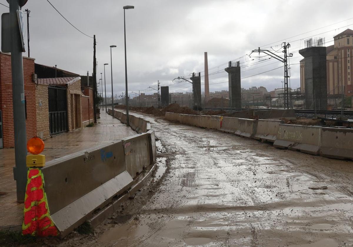 Las pilastras del viaducto se levantan próximas a la vía y a las casas del Camino Viejo de Husillos.