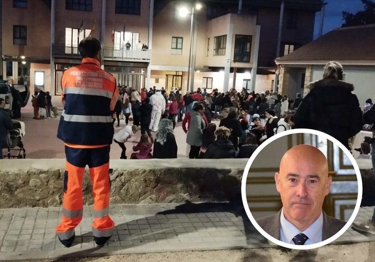 Un voluntario de la agrupación de Protección Civil, durante un evento; en pequeño, Óscar Moral.