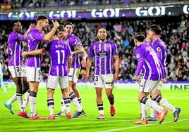 Los jugadores del Pucela celebran el gol de Anuar ante el Valencia.