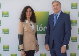 La presidenta, Lourdes Gullón, con el director general, Juan Miguel Martínez Gabaldón.