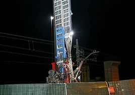 La máquina de micropilotaje para el viaducto del salto del carnero trabaja por la noche.