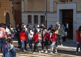 Madres y padres recogen a los escolares en la puerta del Domingo de Soto.