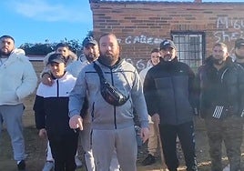 Un 'frame' del vídeo en el que aparecen sus protagonistas para solicitar la devolución de los gallos robados.