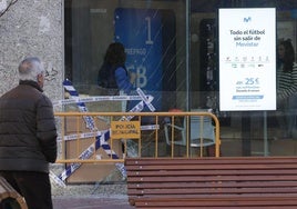 Cristalera reventada de la tienda Movistar de la avenida de Palencia por donde accedieron los autores.