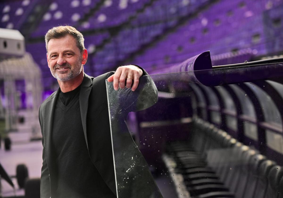 Diego Cocca posa junto a uno de los banquillos del estadio José Zorrilla.