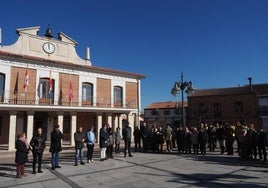 Minuto de silencio frente al ayuntamiento de Viana de Cega.