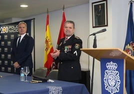 El comisario jefe, al lado del subdelegado del Gobierno, este miércoles en la celebración de la Policía Nacional.