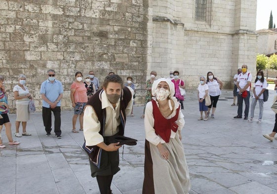 Actores en una ruta teatralizada de Cruz Roja en verano.