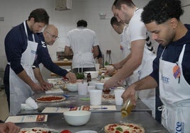 Los jugadores del Súper Agropal Palencia preparan sus pizzas en el Centro Tecnológico de Cereales.