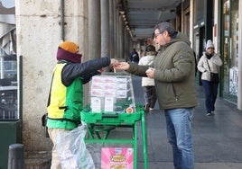 Roberto Ojero, de la ONCE, vende un cupón a un cliente.