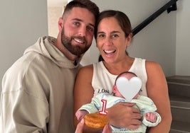 Anabel Pantoja y David Rodríguez, con la pequeña Alma cuando cumplió su primer mes.