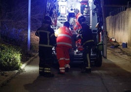 Los sanitarios atienden al bombero herido de más gravedad.