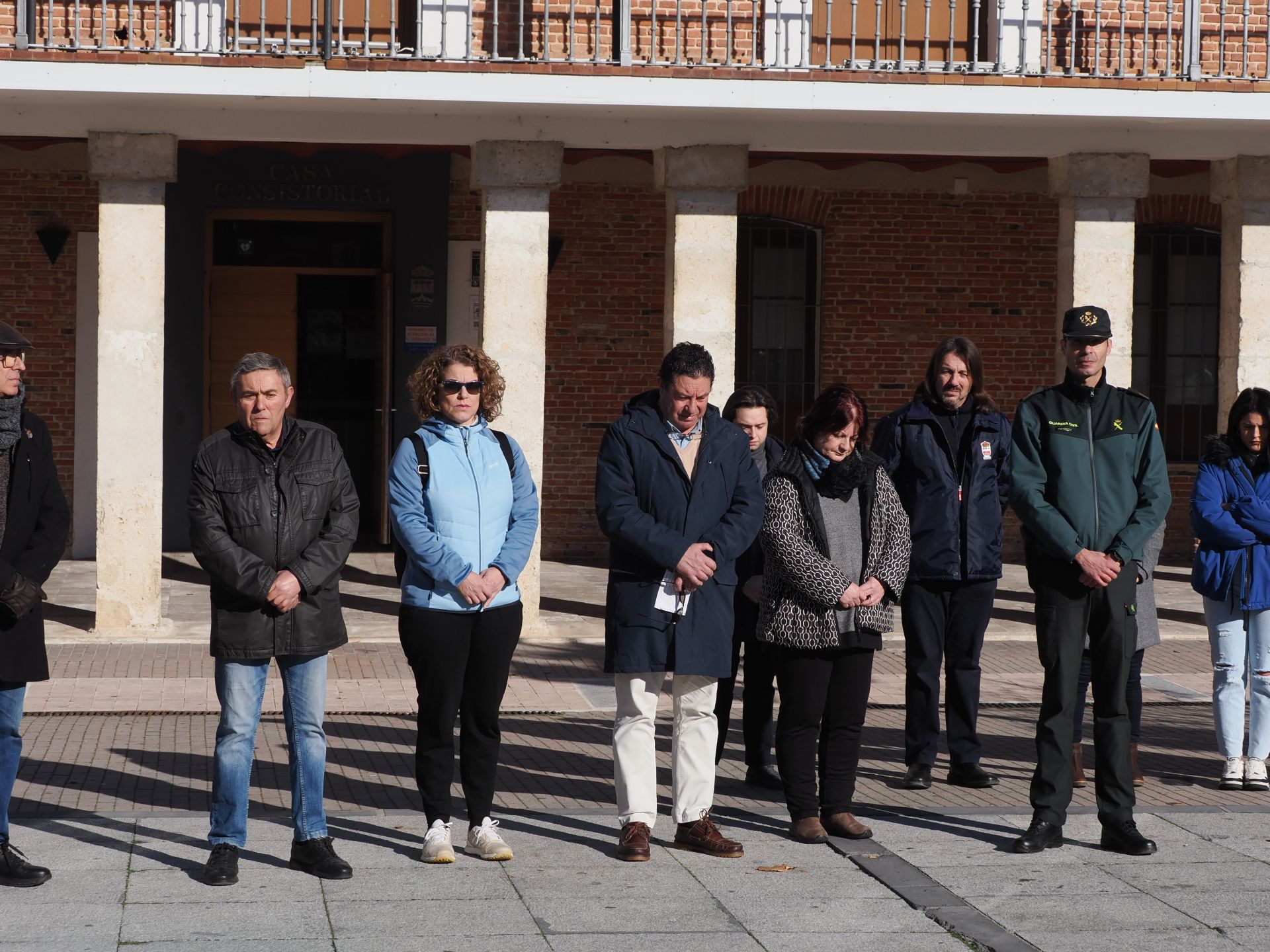 Minuto de silencio en Viana de Cega por el asesinato de un vecino