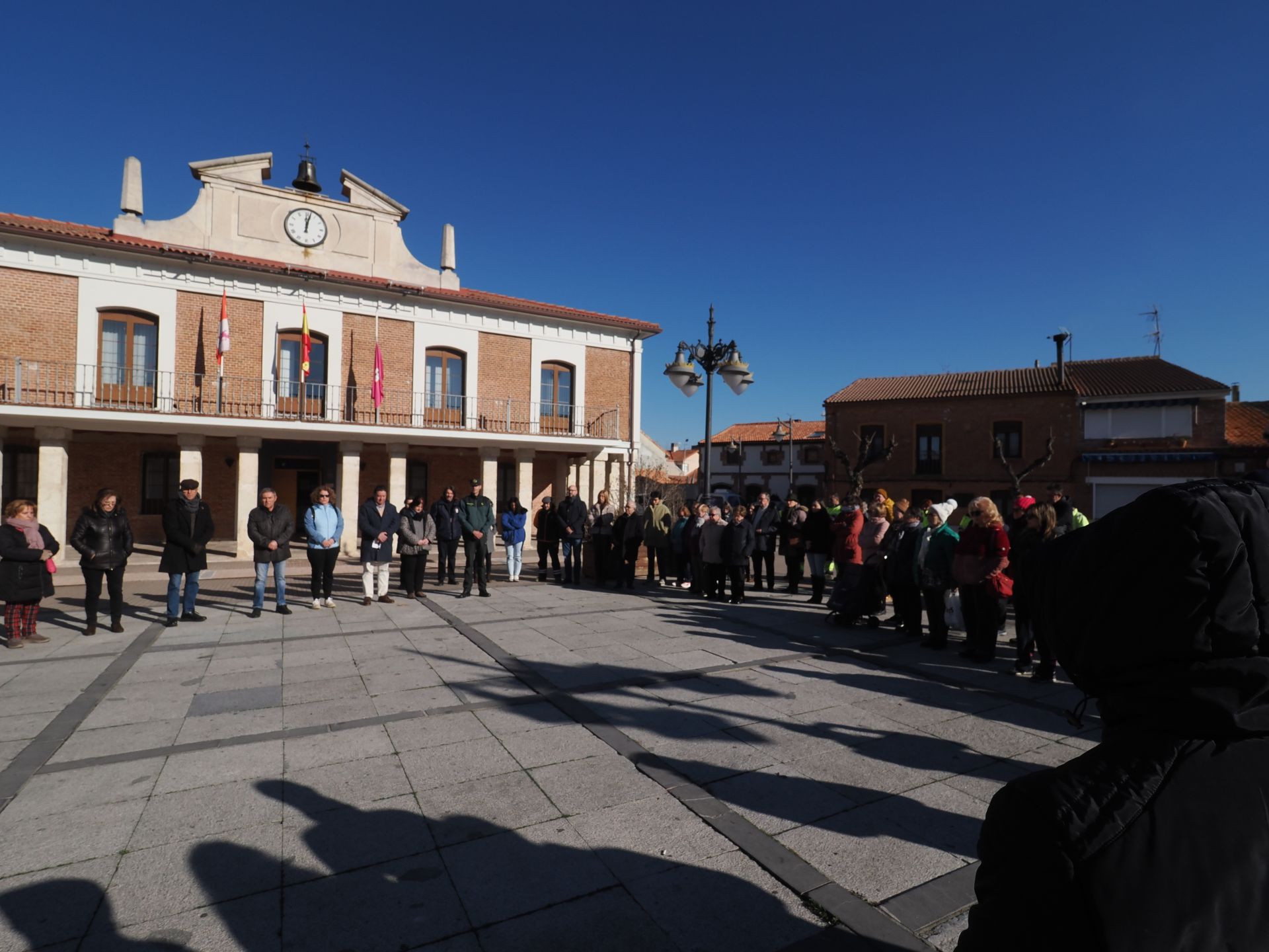 Minuto de silencio en Viana de Cega por el asesinato de un vecino