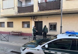 Una pareja de la Guardia Civil frente al inmueble donde ocurrieron los hechos.